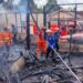 Proses pemadaman kebakaran di Nagari Lawang Mandahiling Tanah Datar