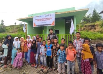 Senyuman anak-anak sambut peresmian sumur wakaf di Nagari Air Dingin Solok.(Ist)