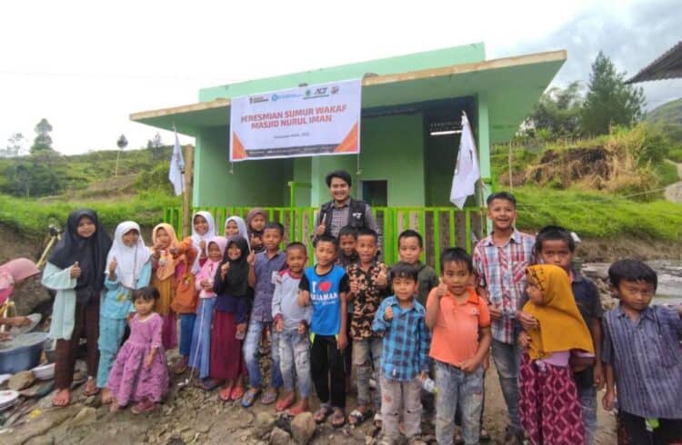 Senyuman anak-anak sambut peresmian sumur wakaf di Nagari Air Dingin Solok.(Ist)