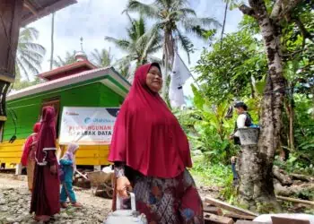 Berseri, kaum ibu memasak untuk syukuran persemian surau Lubuk Kupik di Nagari Garabak Data, Kabupaten Solok.(Ist)