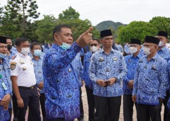 Bupati Solok, H. Epyardi Asda saat berdiskusi dengan Sekda tentang THKW Arosuak usai apel di Kantor Bupati Solok.(Ist)