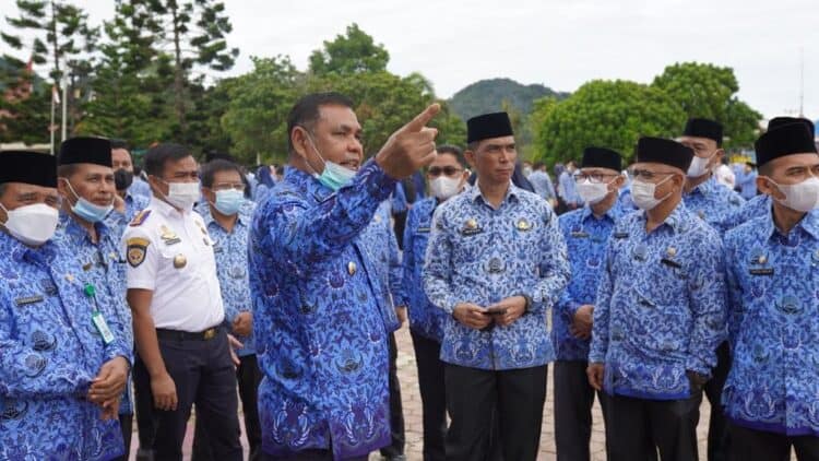 Bupati Solok, H. Epyardi Asda saat berdiskusi dengan Sekda tentang THKW Arosuak usai apel di Kantor Bupati Solok.(Ist)