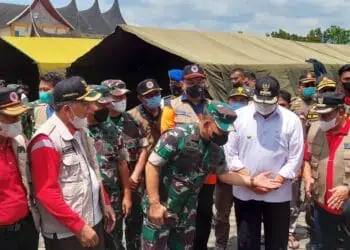 Wali Kota Solok, H. Zul Elfian Umar saat berdiskusi dengan Kepala Staf Angkatan Darat, Jendral TNI Dudung Abduracman dan pejabat setempat usai penyerahan bantuan.(Ist)