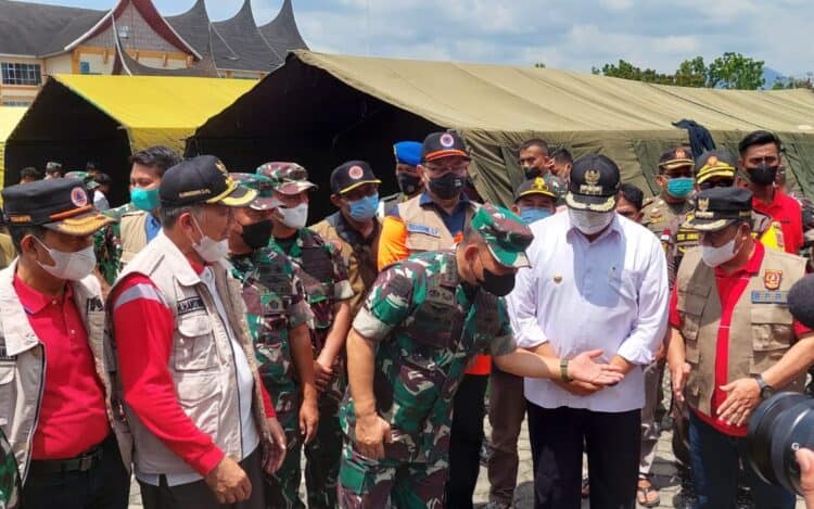 Wali Kota Solok, H. Zul Elfian Umar saat berdiskusi dengan Kepala Staf Angkatan Darat, Jendral TNI Dudung Abduracman dan pejabat setempat usai penyerahan bantuan.(Ist)