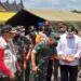 Wali Kota Solok, H. Zul Elfian Umar saat berdiskusi dengan Kepala Staf Angkatan Darat, Jendral TNI Dudung Abduracman dan pejabat setempat usai penyerahan bantuan.(Ist)