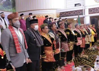 Wali Kota Solok, H. Zul Elfian umar mengikuti prosesi pati ambalau dan pengurus LKAAM Sumbar.(Prokomp)