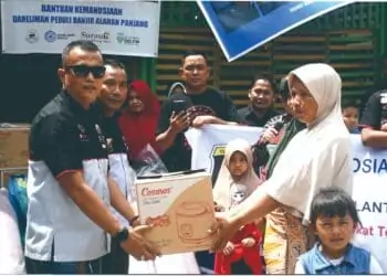 Kumendan Teruci Chaprendang Dedi Satria Asmon, menyerahkan bantuan dari Teruci Chaprendang Sumbar yang diterima langsung oleh masyarakat yang terdampak banjir bandang Nagari Air DIngin.