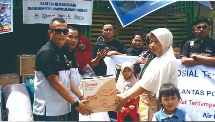 Kumendan Teruci Chaprendang Dedi Satria Asmon, menyerahkan bantuan dari Teruci Chaprendang Sumbar yang diterima langsung oleh masyarakat yang terdampak banjir bandang Nagari Air DIngin.