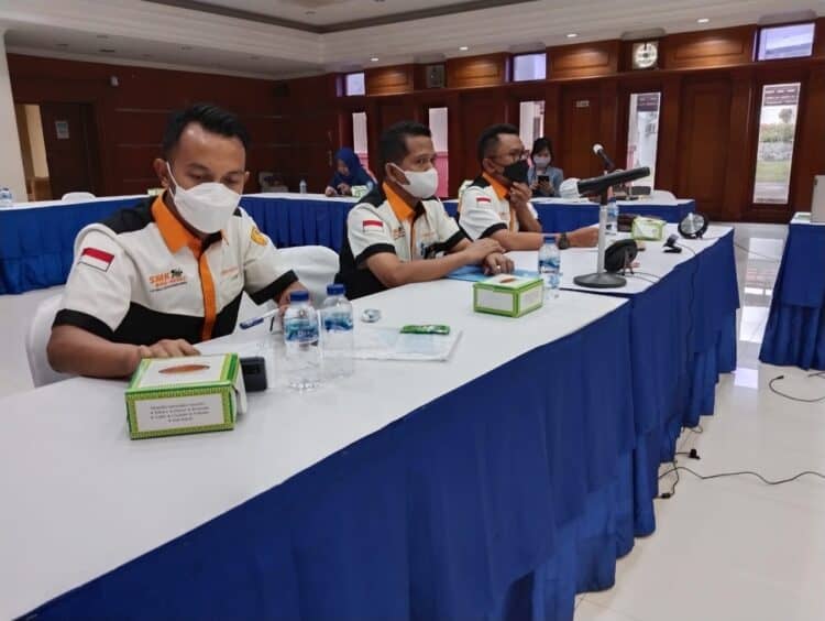 Kepsek SMK Semen Padang Gusriadi S.Pd, MM bersama Defi Marwan,S.Pd, dan Budiansyah,S.Pd saat menjadi narasumber pada Seminar Management SMK:Implementasi 5S/Kaizen yang digelar Kemenperin secara daring dan luring pada 2 Februari 2022.