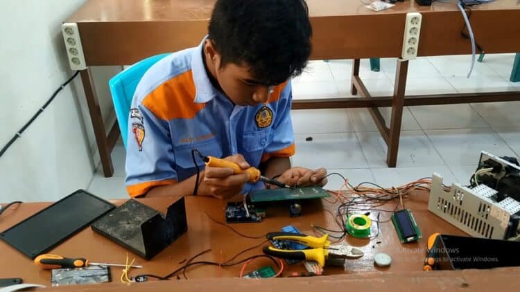 Alfi Syukri, salah satu siswa SMK Semen Padang yang mengikuti ajang inovasi Fiksi tingkat nasional tahun 2021, dan lomba desain robotic yang digelar PNP.