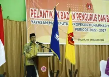 Wakil Wali Kota Solok, Ramadhani Kirana Putra saat memberikan sambutan dalam pelantikan pengurus yayasan UMMY Solok.(Prokomp)