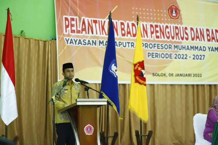 Wakil Wali Kota Solok, Ramadhani Kirana Putra saat memberikan sambutan dalam pelantikan pengurus yayasan UMMY Solok.(Prokomp)