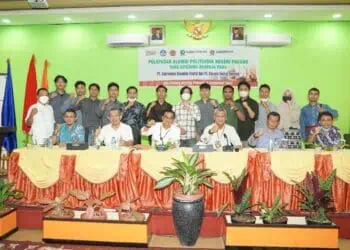 Sebanyak 17 orang alumni PNP yang diterima bekerja di CDE dan CES foto bersama dengan Direktur PNP Surfa Yondri usai acara pelepasan alumni yang akan bekerja di CDE dan CES di Gedung C Kampus PNP, Jumat (4/2/2022)