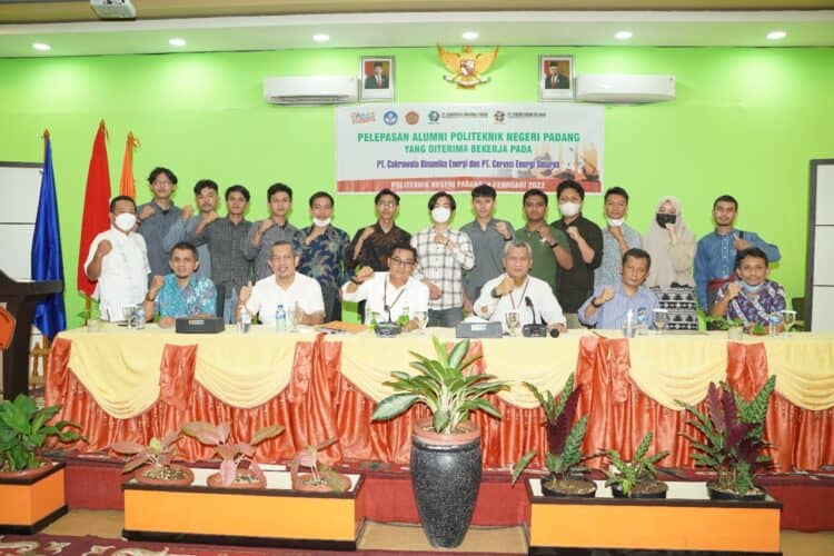 Sebanyak 17 orang alumni PNP yang diterima bekerja di CDE dan CES foto bersama dengan Direktur PNP Surfa Yondri usai acara pelepasan alumni yang akan bekerja di CDE dan CES di Gedung C Kampus PNP, Jumat (4/2/2022)