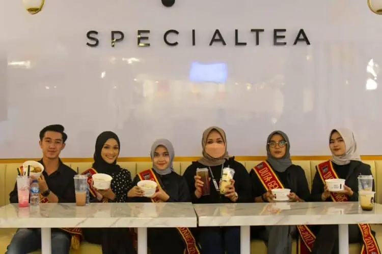 Duta GenRe Kota Padang tengah memegang menu Rice Bowl dan juga Snack yang baru diluncurkan oleh Outlet Specialtea Padang by esteh Indonesia yang berada di Jalan Veteran 8e-8f, Padang Pasir, Kecamatan Padang Barat, Kota Padang, meluncurkan produk terbarunya, yaitu ricebowl, Jumat (4/2/2022).