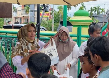 Pembagian nasi kotak Jumat Berkah bersama Andre Rosiade dan Partai Gerindra di Masjid Al Ikhwan, Sawahan Timur, Padang Timur.