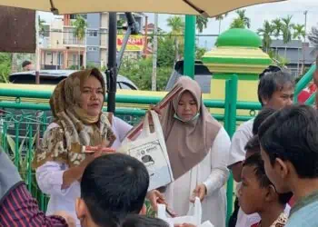 Pembagian nasi kotak Jumat Berkah bersama Andre Rosiade dan Partai Gerindra di Masjid Al Ikhwan, Sawahan Timur, Padang Timur.