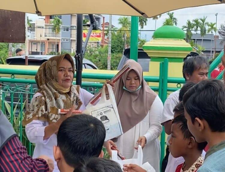 Pembagian nasi kotak Jumat Berkah bersama Andre Rosiade dan Partai Gerindra di Masjid Al Ikhwan, Sawahan Timur, Padang Timur.