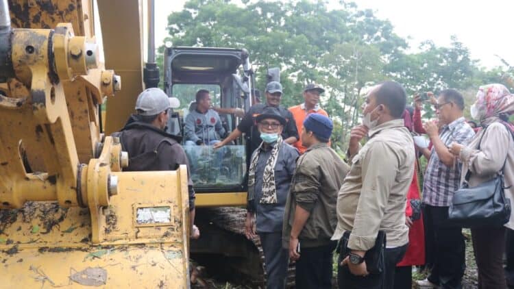 Bupati Solok, Epyardi Asda meninjau penggunaan ekskavator di Nagari Sungai Janiah.(Ist)