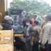 Bupati Solok, Epyardi Asda meninjau penggunaan ekskavator di Nagari Sungai Janiah.(Ist)