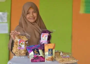 Yeni Fitri, pemilik usaha oleh-oleh Kerupuk Azizah,  memperlihatkan sejumlah kerupuk produksinya yang sudah dikemas dan siap dijual.