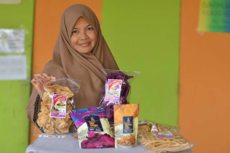 Yeni Fitri, pemilik usaha oleh-oleh Kerupuk Azizah,  memperlihatkan sejumlah kerupuk produksinya yang sudah dikemas dan siap dijual.