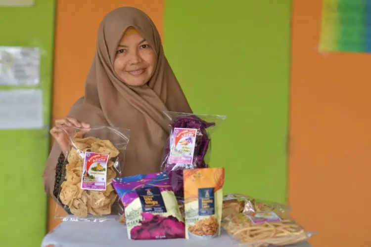 Yeni Fitri, pemilik usaha oleh-oleh Kerupuk Azizah,  memperlihatkan sejumlah kerupuk produksinya yang sudah dikemas dan siap dijual.