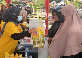 Antrian masyarakat mewarnai pasar murah minyak goreng Pemko Solok di Taman Syech Kukut, Kota Solok.(Klikpositif)