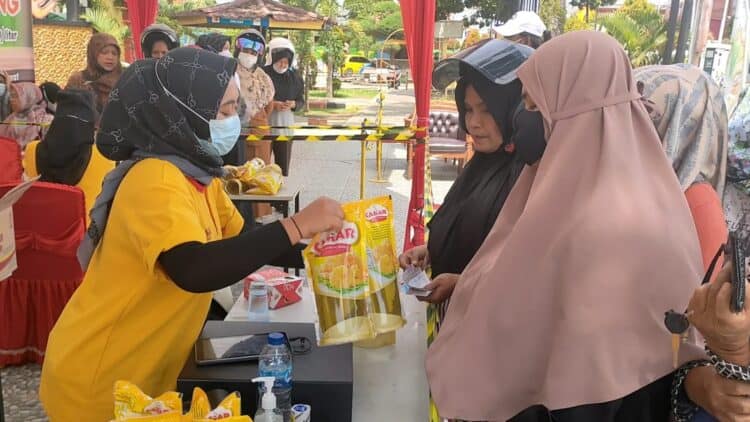 Antrian masyarakat mewarnai pasar murah minyak goreng Pemko Solok di Taman Syech Kukut, Kota Solok.(Klikpositif)