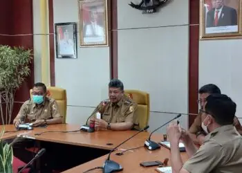 Wali Kota Solok, H. Zul Elfian Umar rapat terbatas dengan OPD.(Prokomp)