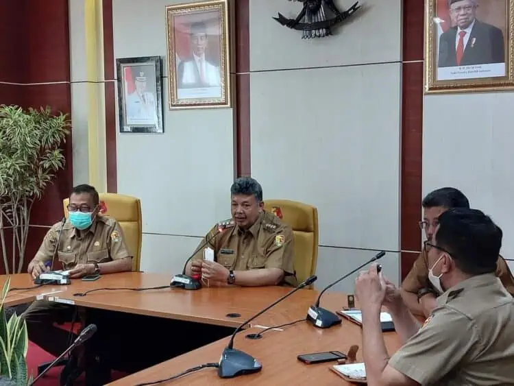 Wali Kota Solok, H. Zul Elfian Umar rapat terbatas dengan OPD.(Prokomp)