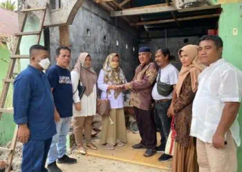 Pengurus DPD Gerindra Sumbar menyerahkan bantuan dari Anggota DPR RI Andre Rosiade untuk keluarga korban kebakaran di Sawahan Timur, Padang Timur, Kota Padang.