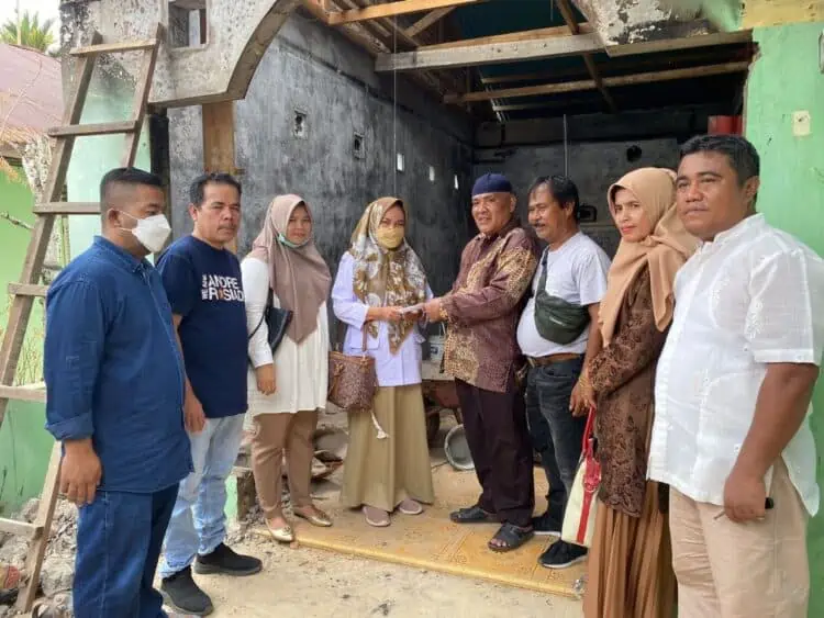 Pengurus DPD Gerindra Sumbar menyerahkan bantuan dari Anggota DPR RI Andre Rosiade untuk keluarga korban kebakaran di Sawahan Timur, Padang Timur, Kota Padang.