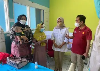 Anggota DPRD Payakumbuh Yernita dan pengurus DPD Gerindra Sumbar menyerahkan bantuan dari Andre Rosiade untuk balita penderita jantung bocor di Kota Payakumbuh, Selasa (8/2/2022).