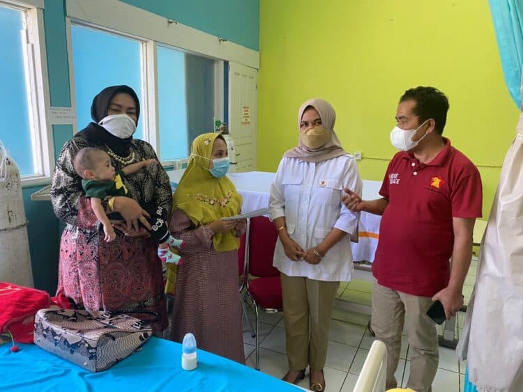 Anggota DPRD Payakumbuh Yernita dan pengurus DPD Gerindra Sumbar menyerahkan bantuan dari Andre Rosiade untuk balita penderita jantung bocor di Kota Payakumbuh, Selasa (8/2/2022).