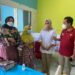 Anggota DPRD Payakumbuh Yernita dan pengurus DPD Gerindra Sumbar menyerahkan bantuan dari Andre Rosiade untuk balita penderita jantung bocor di Kota Payakumbuh, Selasa (8/2/2022).