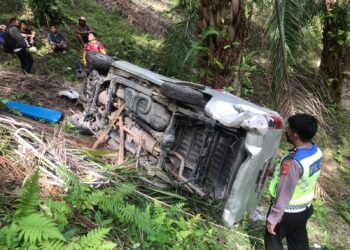 Rusak parah, mobil ambulans milik Pemkab Solok masuk jurang di Nagari Koto Laweh.(Ist)