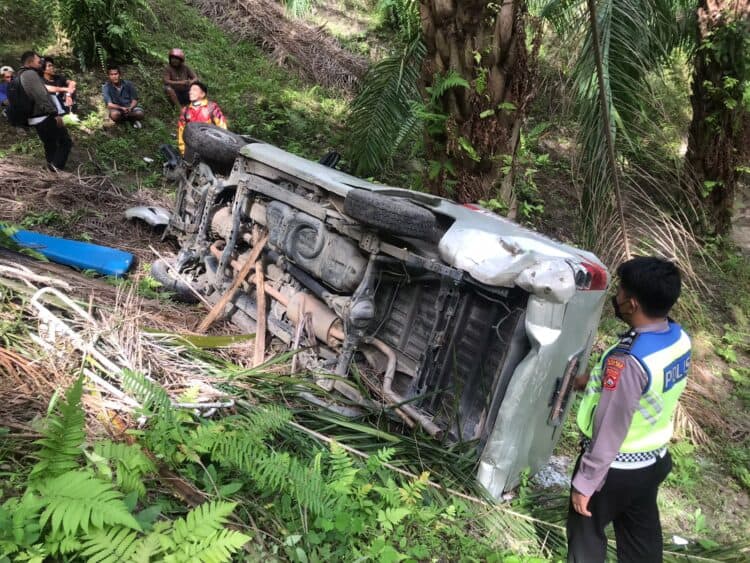 Rusak parah, mobil ambulans milik Pemkab Solok masuk jurang di Nagari Koto Laweh.(Ist)