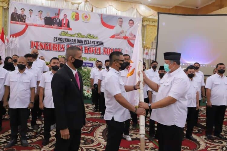 Wali Kota Solok, H. Zul Elfian Umar menyerahkan pataka KONI kepada Rudi Horizon.(Prokomp)