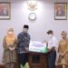 Wali Kota Solok, H. Zul Elfian Umar menyerahkan santunan JKM kepada ahli waris.(Prokomp)
