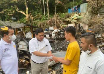 Pengurus Gerindra Sumbar menyerahkan bantuan dari anggota DPR RI Andre Rosiade kepada keluarga korban kebakaran di Sungai Batang, Tanjung Raya, Kabupaten Agam.