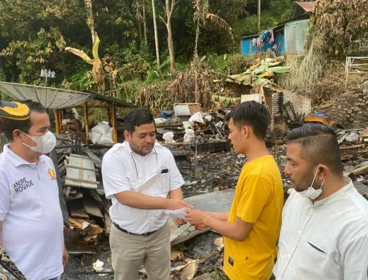 Pengurus Gerindra Sumbar menyerahkan bantuan dari anggota DPR RI Andre Rosiade kepada keluarga korban kebakaran di Sungai Batang, Tanjung Raya, Kabupaten Agam.