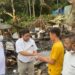 Pengurus Gerindra Sumbar menyerahkan bantuan dari anggota DPR RI Andre Rosiade kepada keluarga korban kebakaran di Sungai Batang, Tanjung Raya, Kabupaten Agam.