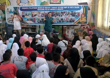 Kelas menulis kreatif yang dilaksanakan oleh Dinas Perpustakaan dan Kearsipan Kota Solok.(Klikpositif)