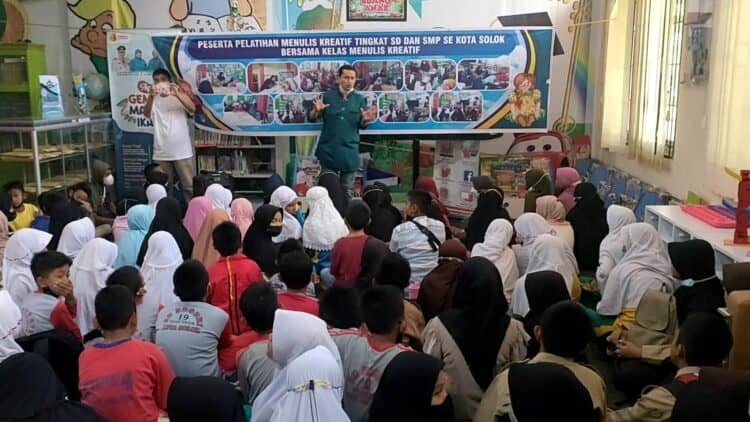 Kelas menulis kreatif yang dilaksanakan oleh Dinas Perpustakaan dan Kearsipan Kota Solok.(Klikpositif)