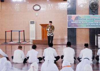 Wakil Wali Kota Solok, Ramadhani Kirana Putra melepas secara resmi keberangkatan jemaah umroh asal Solok di Masjid Agung Al Muhsinin.(Prokomp)