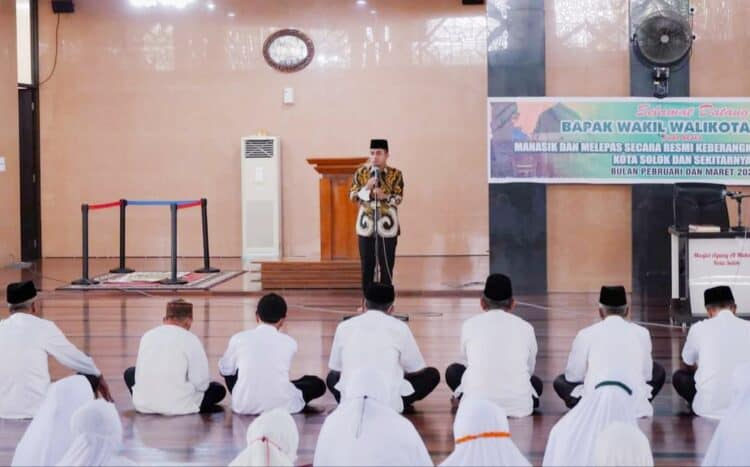 Wakil Wali Kota Solok, Ramadhani Kirana Putra melepas secara resmi keberangkatan jemaah umroh asal Solok di Masjid Agung Al Muhsinin.(Prokomp)