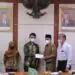 Wakil Wali Kota Solok, Ramadhani Kirana Putra menyerahkan bantuan akomodasi bagi dua warga Kota Solok yang diberangkatkan ke Jerman.(Prokomp)