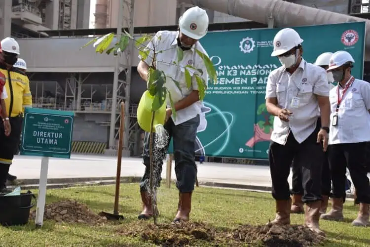 Plt. Direktur Utama  PT Semen Padang Asri Mukhtar,  menyiram pohon yang baru ditanam pada acara penghijauan di area Pabrik Indarung VI,  Senin (14/2/2022).  Pada 2022 ini, PT Semen Padang merencanakan menanam sebanyak 1000 batang pohon  di sekitar pabrik.