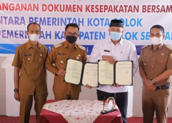 Didampingi Kedua wakil kepala daerah, Wako Solok dan Bupati Solok Selatan menandatangani kesepakatan kerjasama bidang perdagangan dan UKM.(Prokomp)